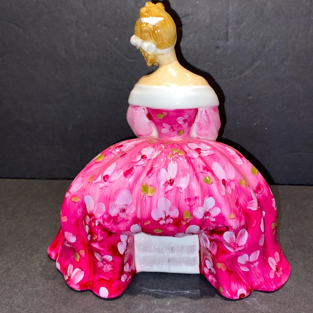 Victoria Porcelain Figurine - Picture 5 of 11